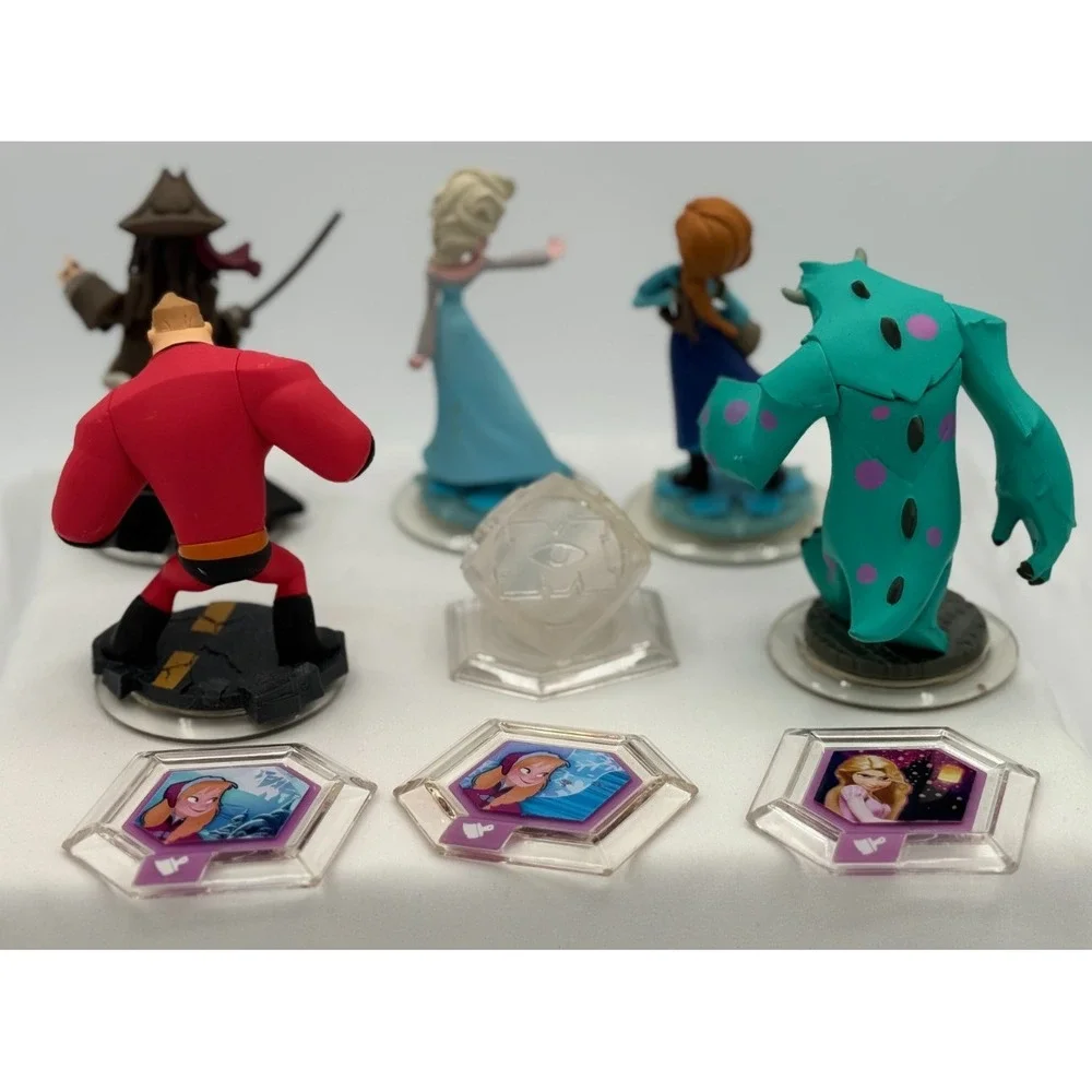 Disney Infinity - Xbox 360 - W/Manuel - Portal Base - 6 figures - 3 Power Discs